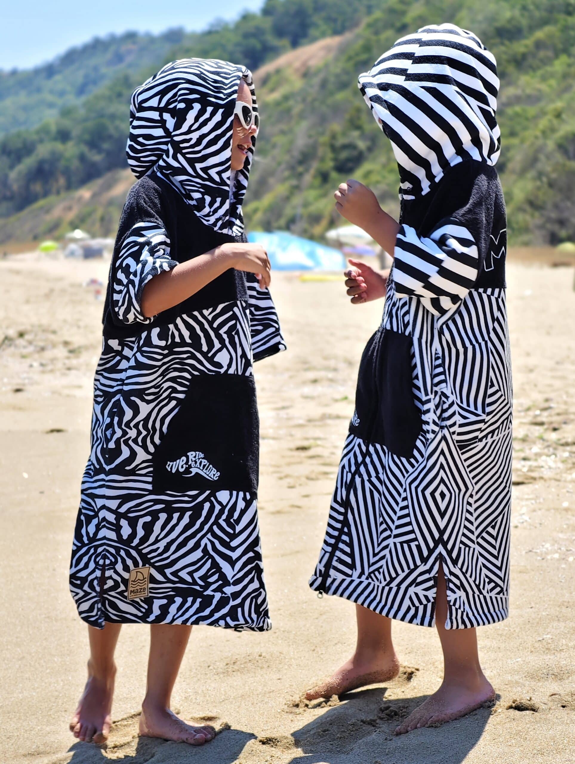 ДЕТСКО ПОНЧО MAZE STRIPES BW ZIP