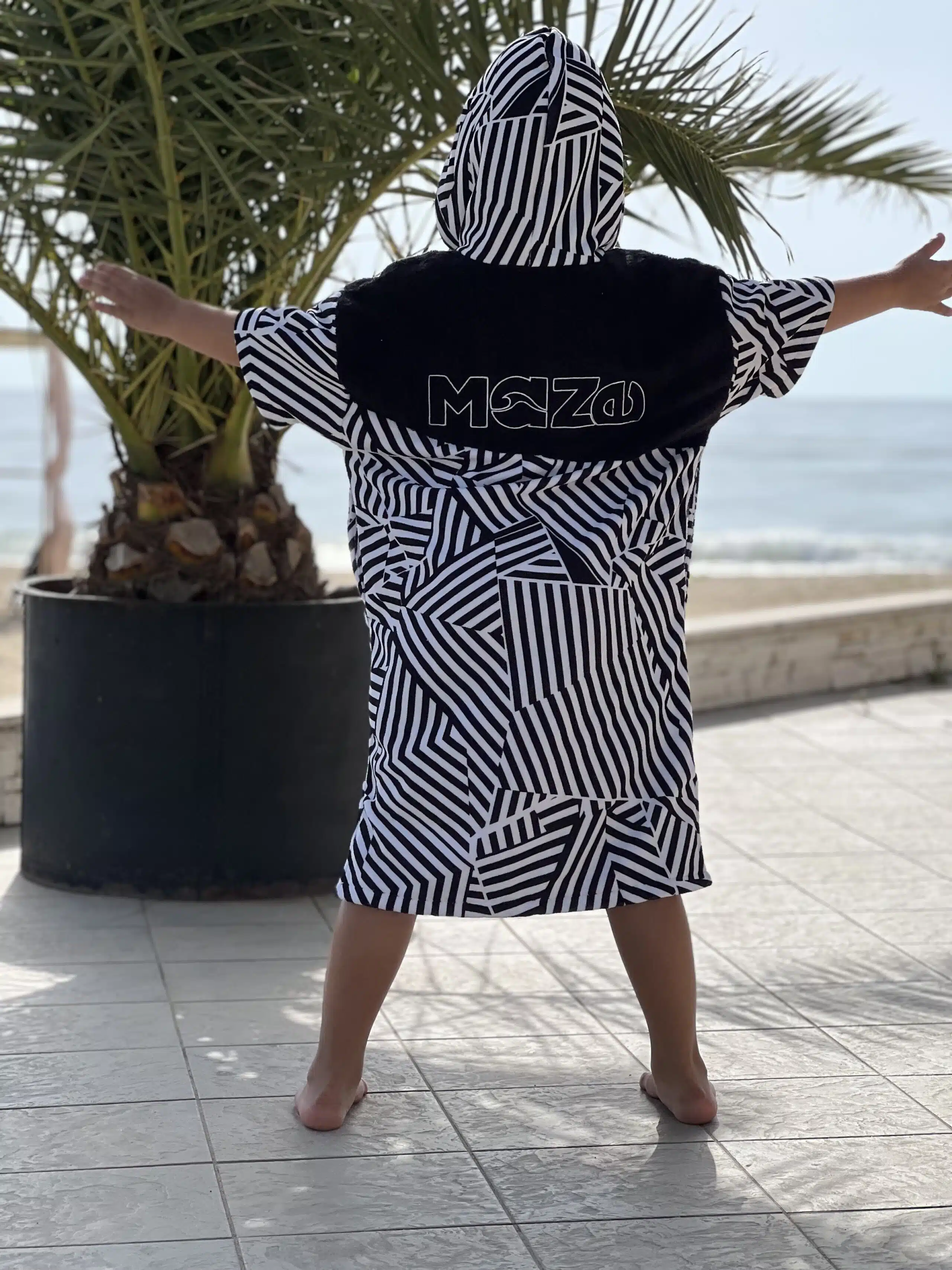 ДЕТСКО ПОНЧО MAZE STRIPES BW ZIP